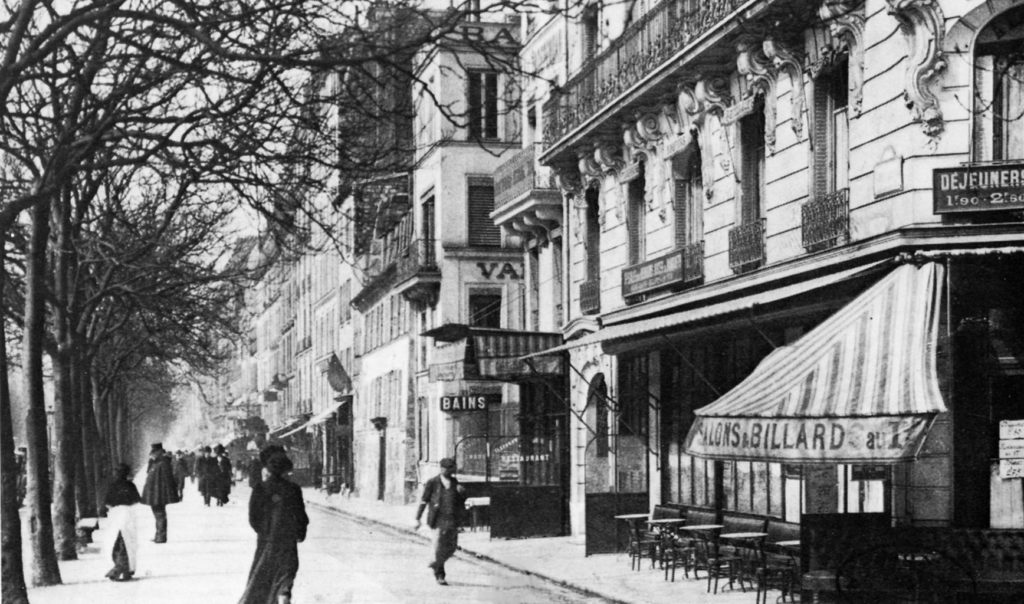 1913 Le boulevard Montparnasse et la Closerie des Lilas (à droite) à l'époque de l'arrivée de Foujita © Archives Sylvie Buisson