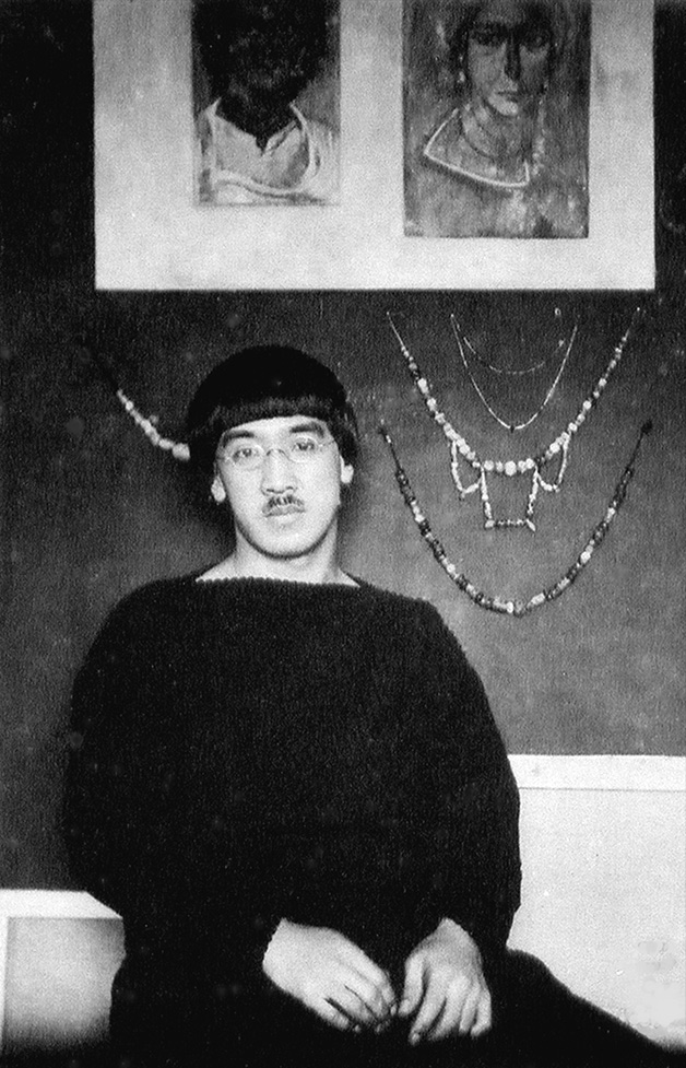 Léonard Foujita assis contre un mur